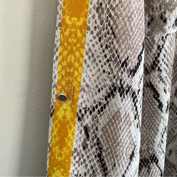 Apt. 9 Women's Snakeskin Print Button-Up Shirt with Yellow Accents Size XL - Picture 5 of 13